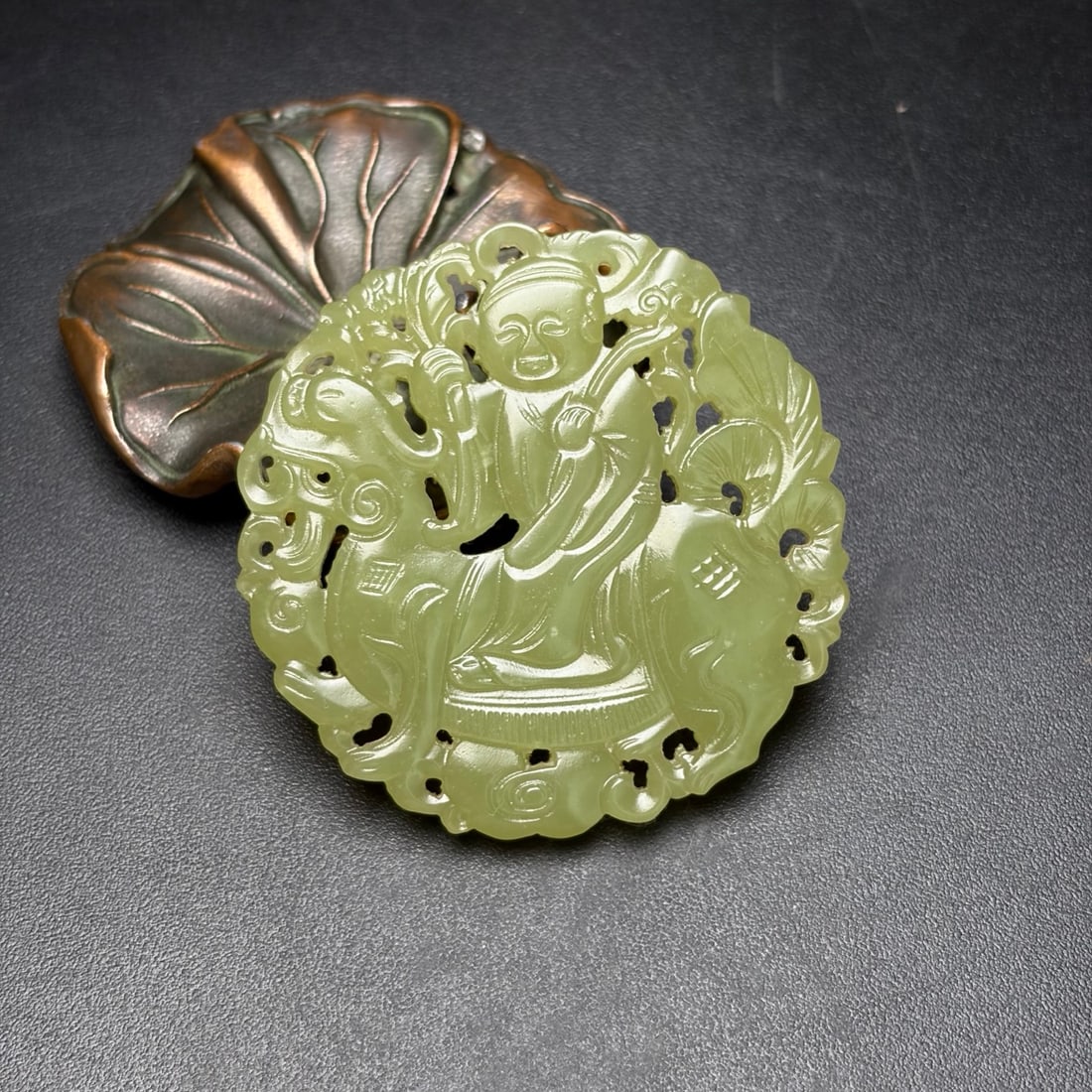 A Exquisite Hotan Jade Figures Pattern Round Pendant - 2