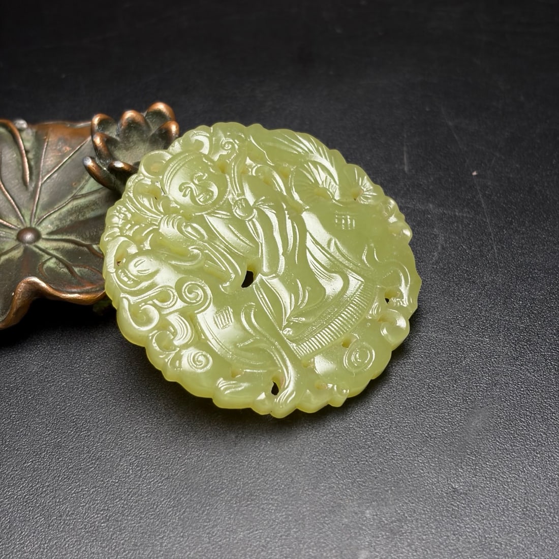 A Exquisite Hotan Jade Figures Pattern Round Pendant - 3
