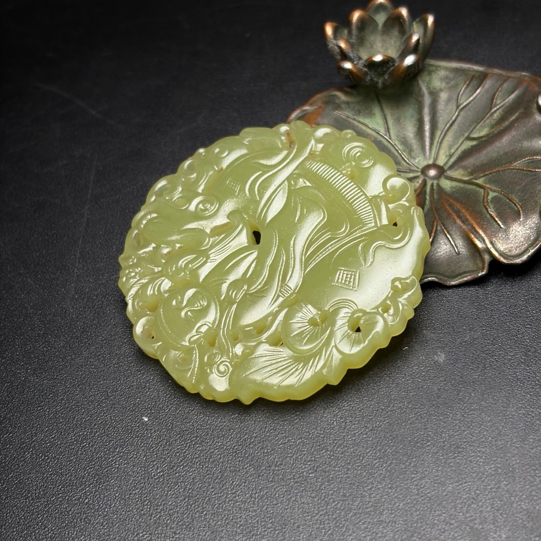 A Exquisite Hotan Jade Figures Pattern Round Pendant - 4