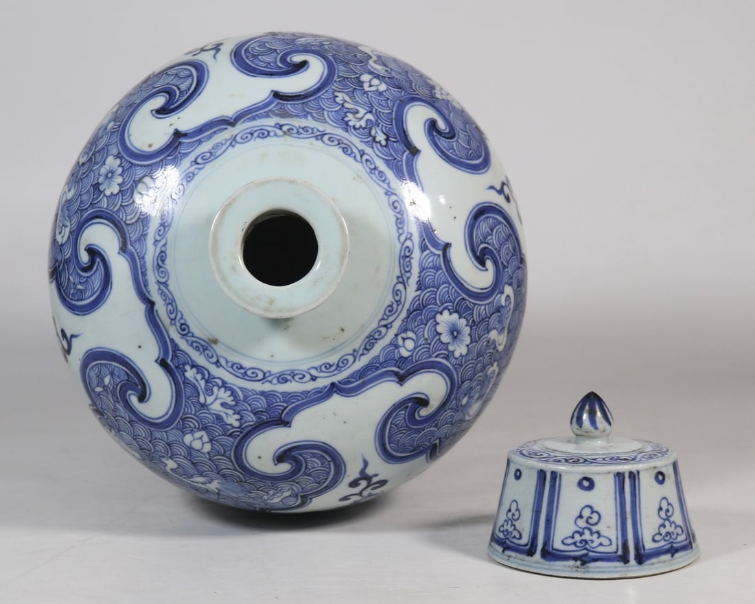 A Exquisite Blue and White Lotus Pattern Vase - 6