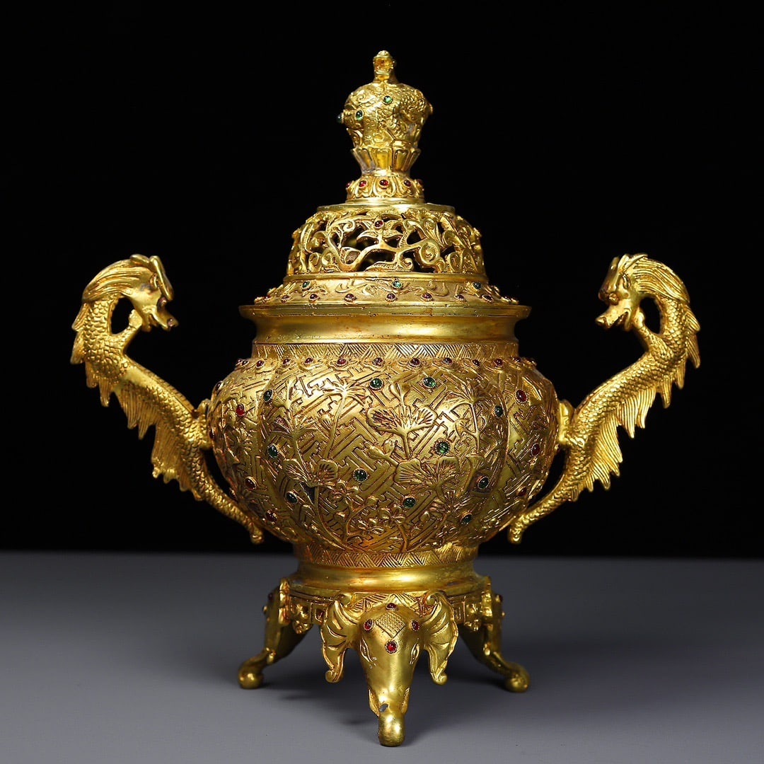 A Exquisite Gilt Bronze Dragon-Ears Censer: A Exquisite Gilt Bronze Dragon-Ears Censer,Qing Dynasty, China,Qianlong Four-character Mark,Size:9.8inx11in,Weight:1753g 铜鎏金龙耳香炉,中国଀