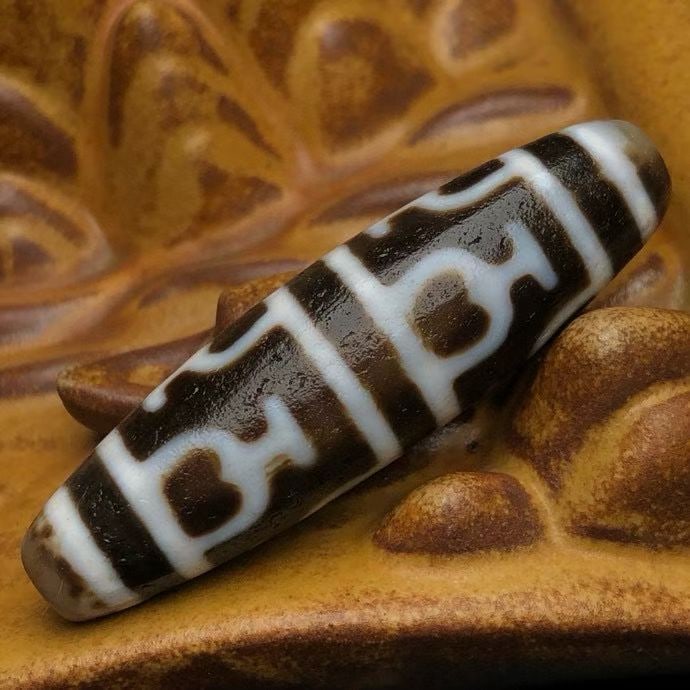 A Exquisite Eight Treasures Bottle Dzi bead: A Exquisite Eight Treasures Bottle Dzi bead,Qing Dynasty, China,Size:2.1inx0.6in,Weight:16.9g 八宝瓶天珠,中国清代