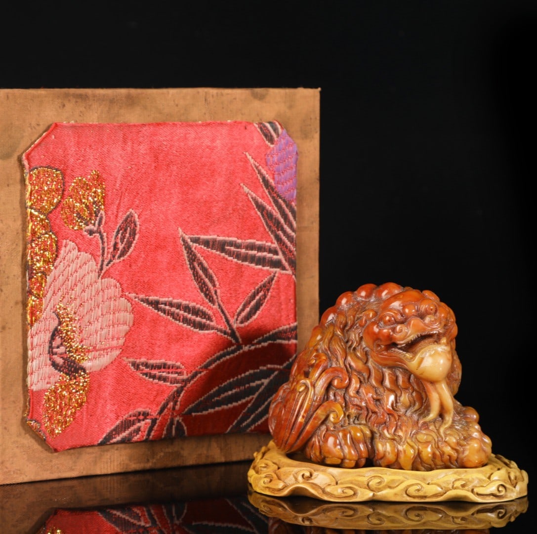A Exquisite Shoushan Stone Lion Ornament: A Exquisite Shoushan Stone Lion Ornament,Qing Dynasty, China,With Mark,Size:3.5inx4.9inx3.3in,Weight:1027g 寿山石狮摆件,中国清代,带