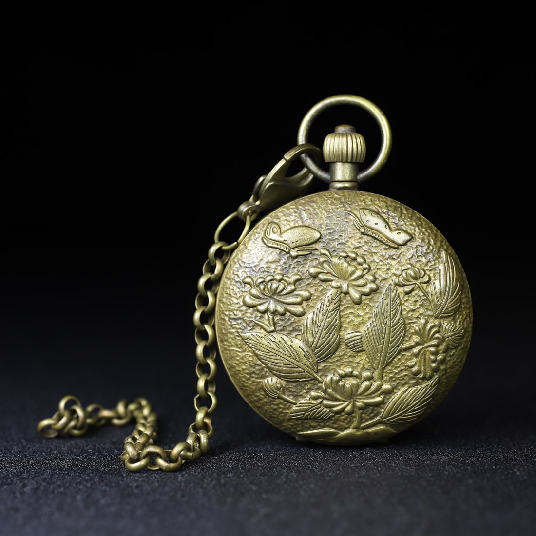 A Exquisite Coppery Flower and Butterfly Pattern Pocket Watch: A Exquisite Coppery Flower and Butterfly Pattern Pocket Watch,Qing Dynasty, China,Size:2.2in 铜制花蝶纹怀表,中国清代