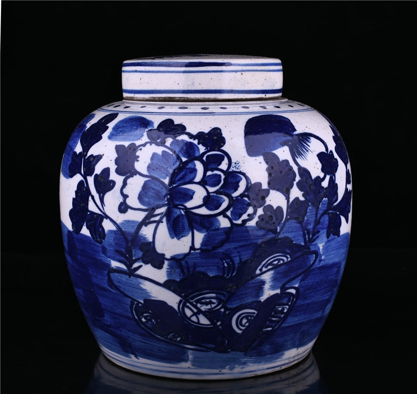 A Exquisite Blue and White Flower Pattern Jar: A Exquisite Blue and White Flower Pattern Jar,Qing Dynasty, China,Size:9.1inx8.5in 青花花卉纹罐,中国清代