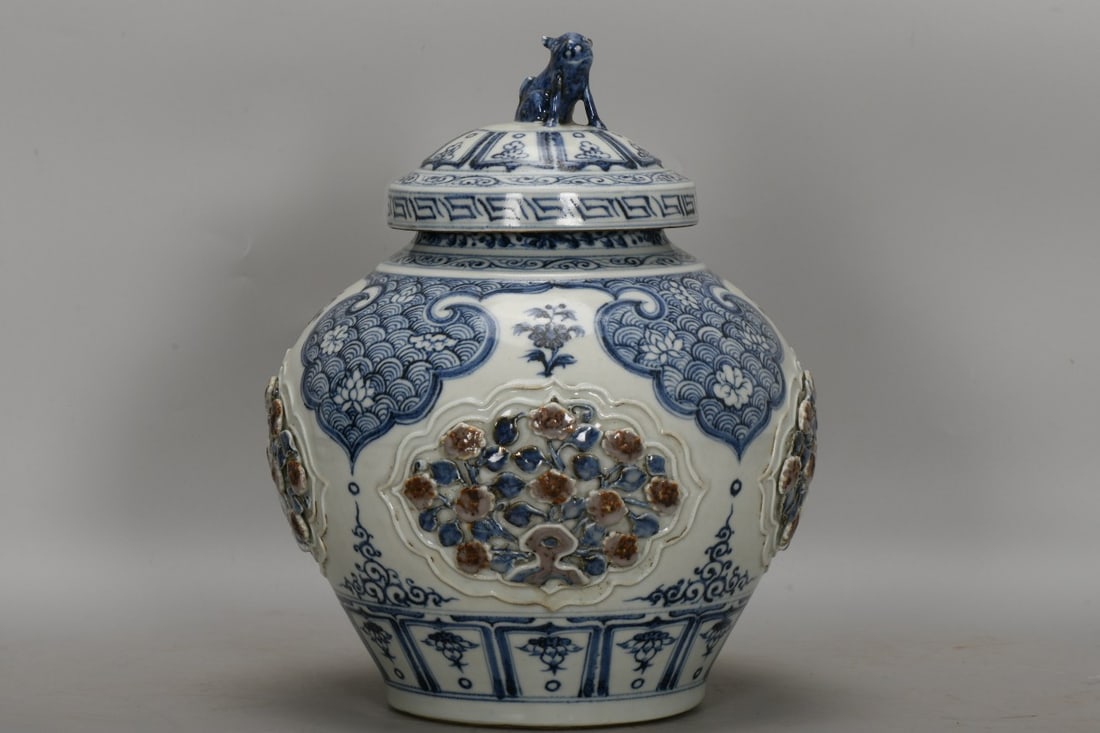 A Exquisite Blue and White Flower Pattern Jar: A Exquisite Blue and White Flower Pattern Jar,Yuan Dynasty, China,Size:13inx10.2inx5.9in 青花花卉纹罐,中国元代