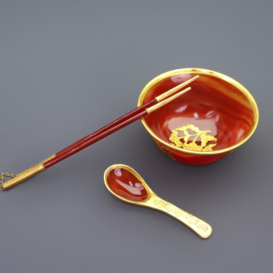 A Set of Exquisite Agate Cover with Gold Flower Pattern Tableware: A Set of Exquisite Agate Cover with Gold Flower Pattern Tableware,Qing Dynasty, China,Size:5.7inx3in(Bowl), 9.8inx0.8in(Chopsticks), 5.5inx1.7in(Spoon), 13inx10.2inx6.3in(Box),Weight:381g,47g,56.3g,30