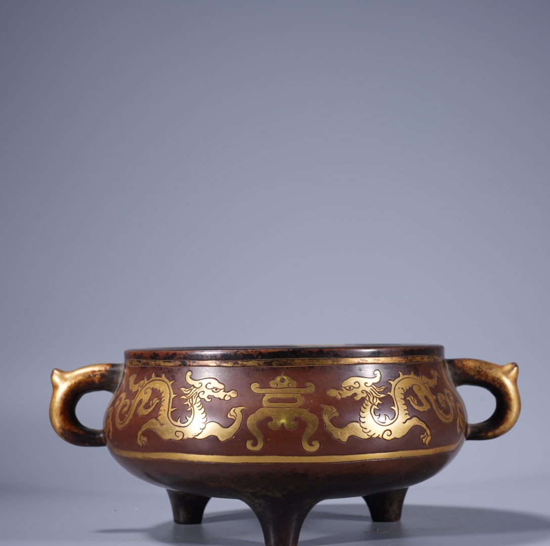 A Exquisite Gilt Bronze Dragon Pattern Double-Ears Censer: A Exquisite Gilt Bronze Dragon Pattern Double-Ears Censer,Ming Dynasty, China,Chongzhen Six-character Mark,Size:3.5inx5.9in,Weight:2635g 紫铜鎏金龙纹双耳