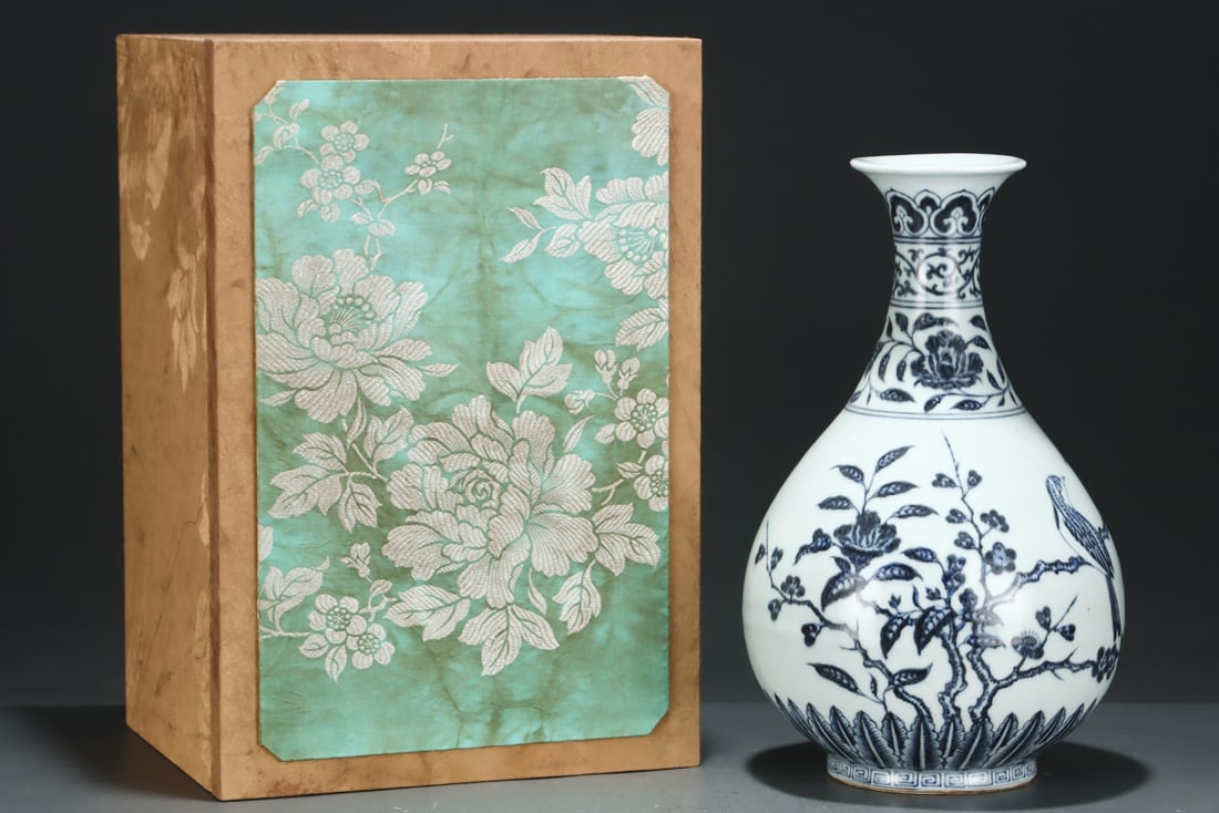 A Exquisite Blue and White Flower Bird Pattern Vase: A Exquisite Blue and White Flower Bird Pattern Vase,Ming Dynasty, China,Size:13.1inx8.3in 青花花鸟纹瓶,中国明代