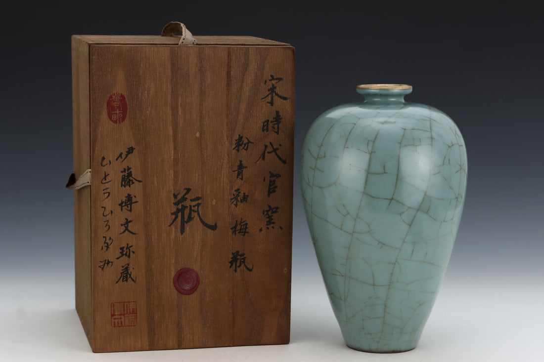 A Exquisite Guan yao Celadon Glazed Vase, with an Imperial Poem by Emperor Qianlong: A Exquisite Guan yao Celadon Glazed Vase, with an Imperial Poem by Emperor Qianlong,Song Dynasty, China,Size:10.3inx6.5in 官窑粉青釉瓶,带乾隆ô