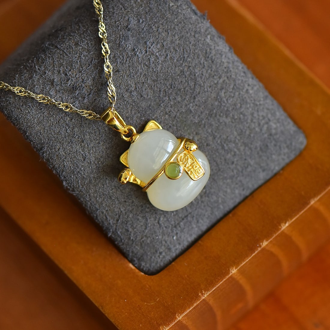 A pair of Exquisite Silver Inlaid Hotan Jade Cat-shaped Pendant - 2