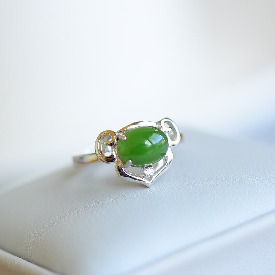 A Exquisite Silver Inlaid Jasper Ring: A Exquisite Silver Inlaid Jasper Ring,Size:0.8inx0.8in 银镶和田碧玉戒指
