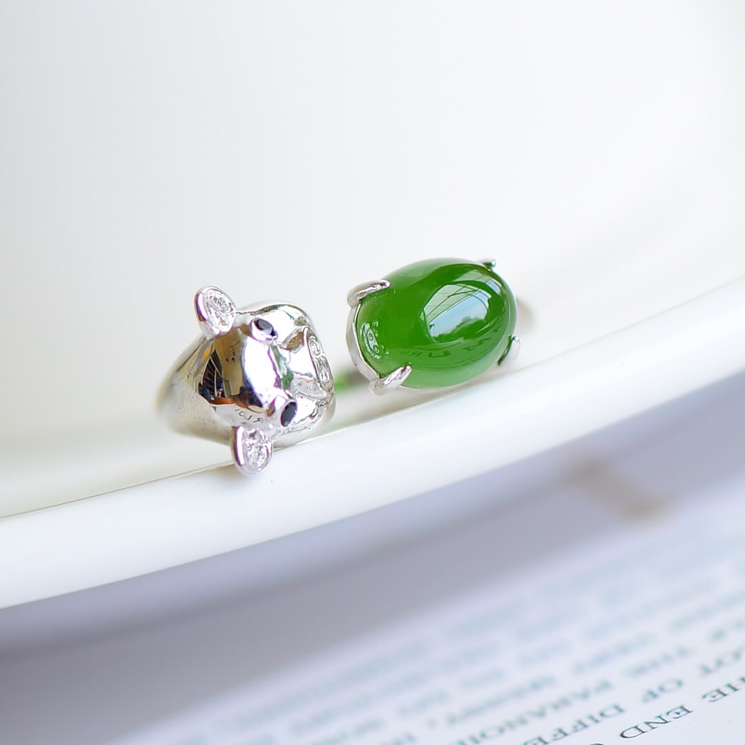 A Exquisite Silver Inlaid Jasper Pig-shaped Ring: A Exquisite Silver Inlaid Jasper Pig-shaped Ring,Size:0.3inx0.4in 银镶和田碧玉猪戒指