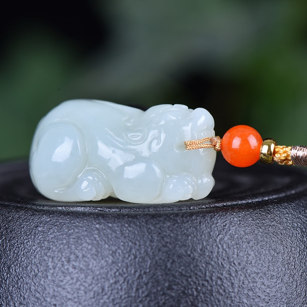 A Exquisite Hotan Jade Auspicious Beast Pattern Pendant: A Exquisite Hotan Jade Auspicious Beast Pattern Pendant,Size:0.7inx1.2in 和田玉貔貅吊坠