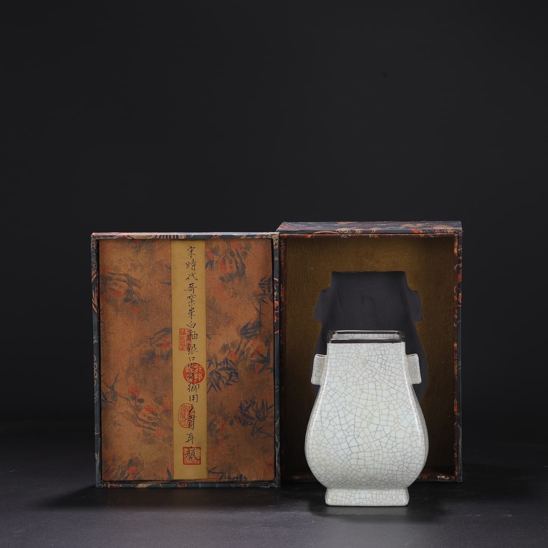 An Exquisite Ge yao Double-Ears Vase: An Exquisite Ge yao Double-Ears Vase Song Dynasty, China Size:8.5inx5.7in哥窑米白釉银口大贯耳瓶 中国宋代 Size: