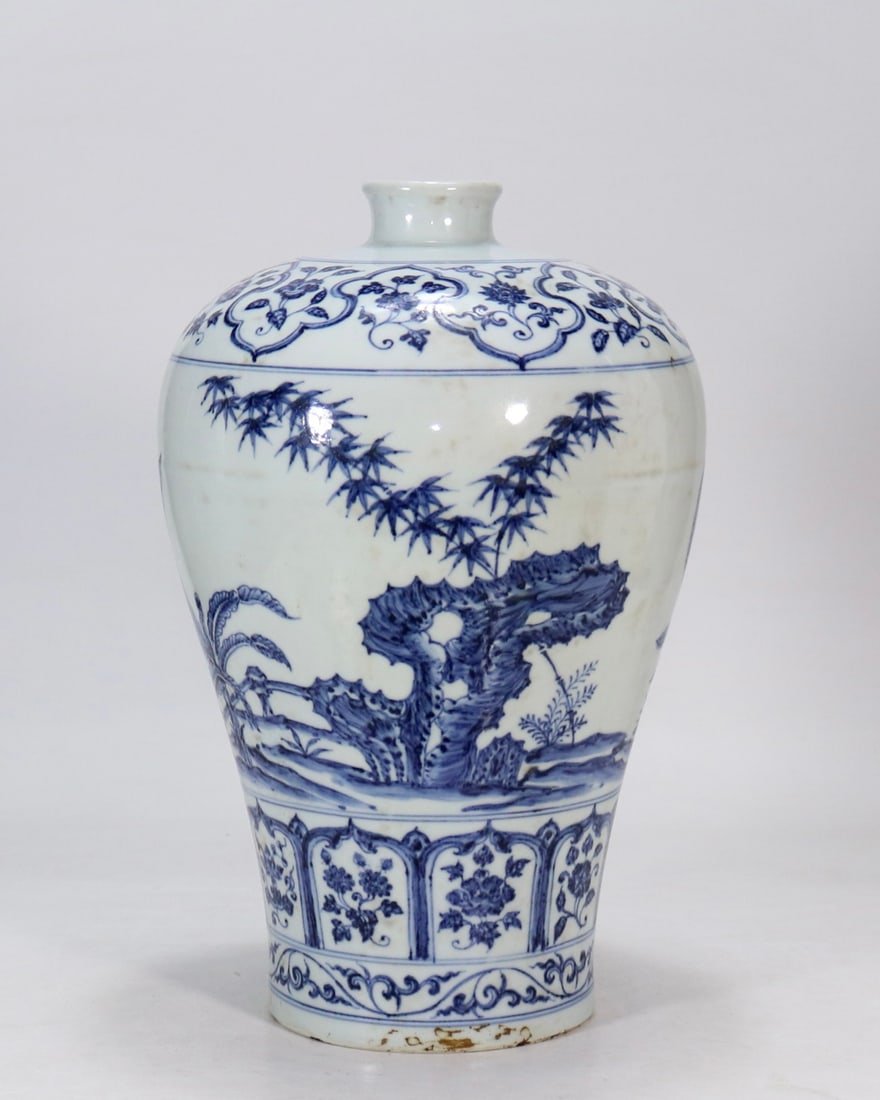 An Exquisite Blue and White Banana Leaf Pattern Vase: An Exquisite Blue and White Banana Leaf Pattern Vase Ming Dynasty, China Size:13.3in青花竹石芭蕉纹梅瓶 中国明代 Size:33.8c