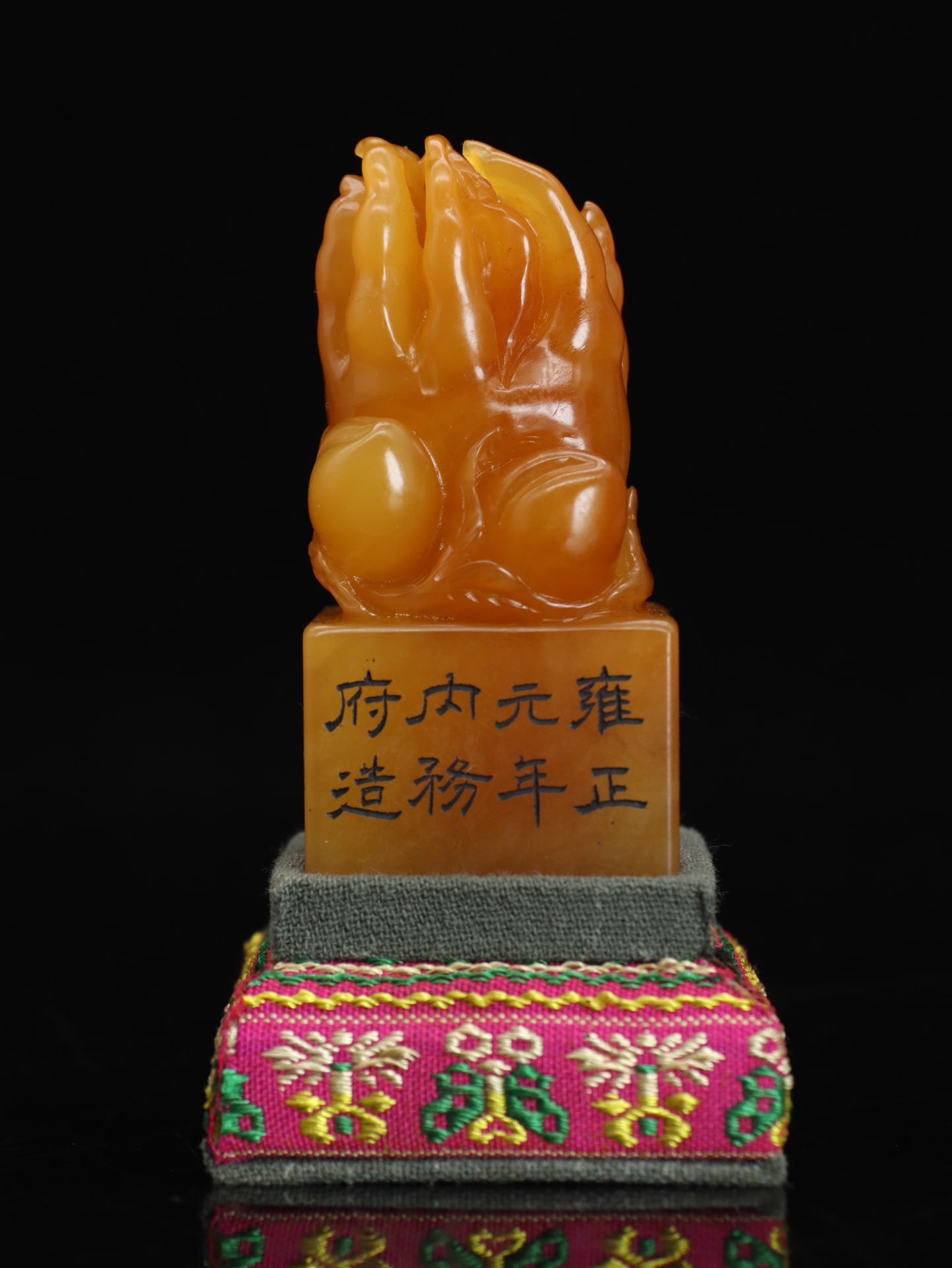 An Exquisite Tianhuang Stone Bats and Peach Pattern Seal Ornament: An Exquisite Tianhuang Stone Bats and Peach Pattern Seal Ornament Qing Dynasty, China Size:2.8inx1.3inx1.3in Weight:112g田黄石【福寿双全】印