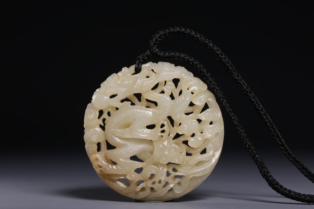 An Exquisite White Jade Dragon Pattern Brand: An Exquisite White Jade Dragon Pattern Brand Han Dynasty, China Size:2.3inx0.3in Weight:30.5g白玉镂空雕龙纹玉牌 中国汉代 S