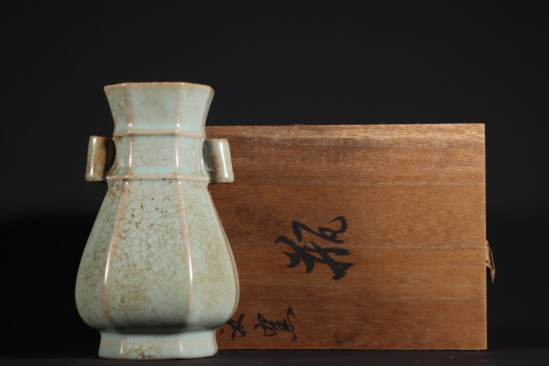 An Exquisite Ru yao Sky Blue Glazed Double-Ears Vase: An Exquisite Ru yao Sky Blue Glazed Double-Ears Vase Song Dynasty, China Size:5.8inx3.1in汝窑天青釉八方贯耳瓶 中国宋ߣ