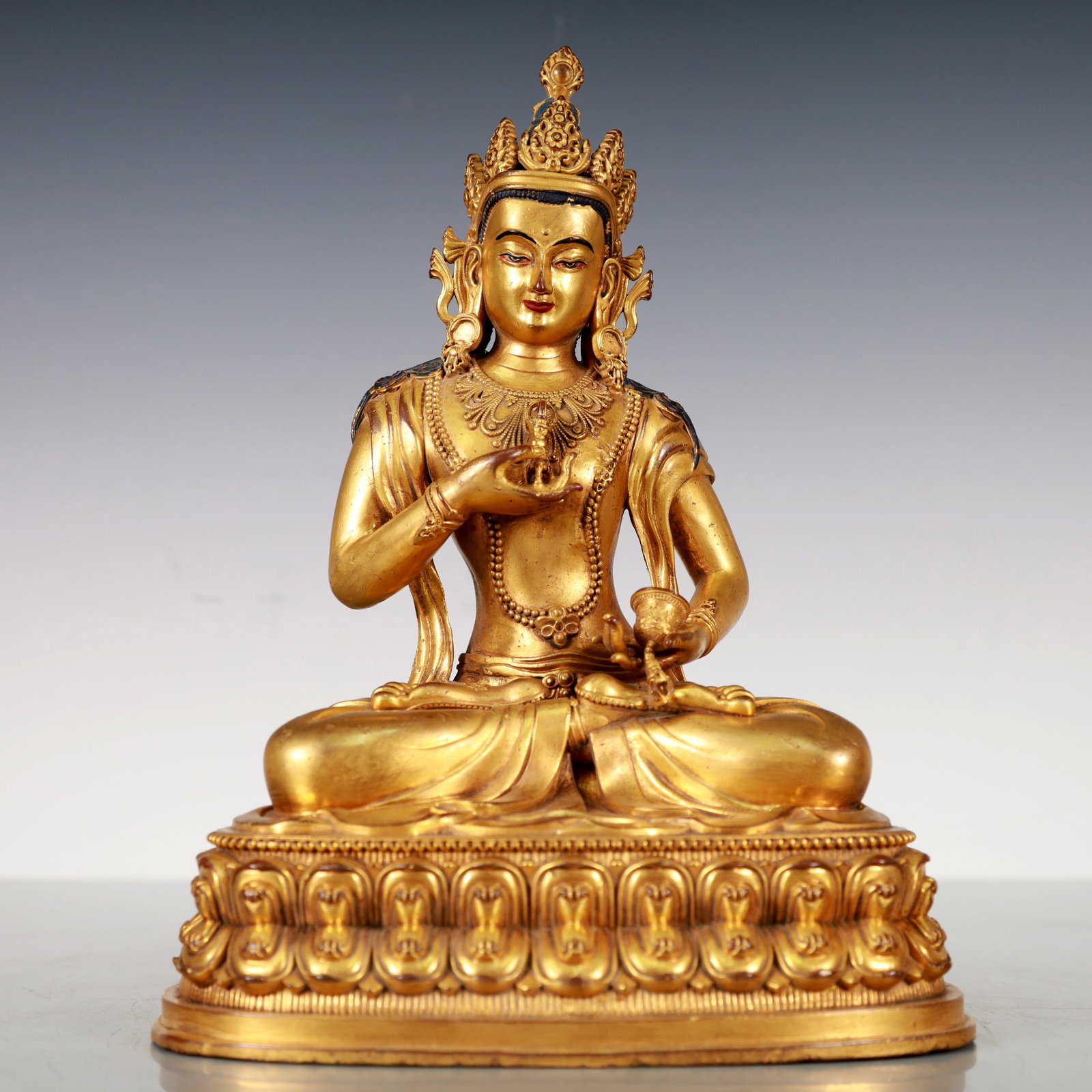 A Exquisite Gilt Bronze Statue of Bodhisattva Buddha statue: A Exquisite Gilt Bronze Statue of Bodhisattva Buddha statue Qing Dynasty, China Size:6.7inx4.9inx9.1in Weight:2400g铜鎏金金刚手菩萨佛像 
