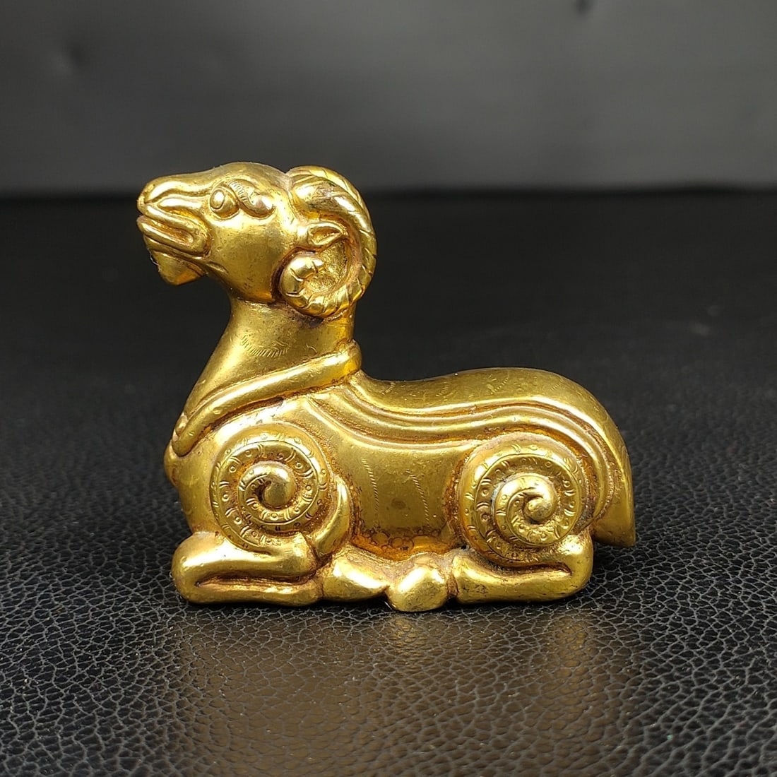An Exquisite Gilt Bronze Auspicious Beast Paper Weight: An Exquisite Gilt Bronze Auspicious Beast Paper Weight Han Dynasty, China Size:2inx2.4in Weight:226g铜鎏金瑞兽镇器 中国汉代 Size:5cmx6
