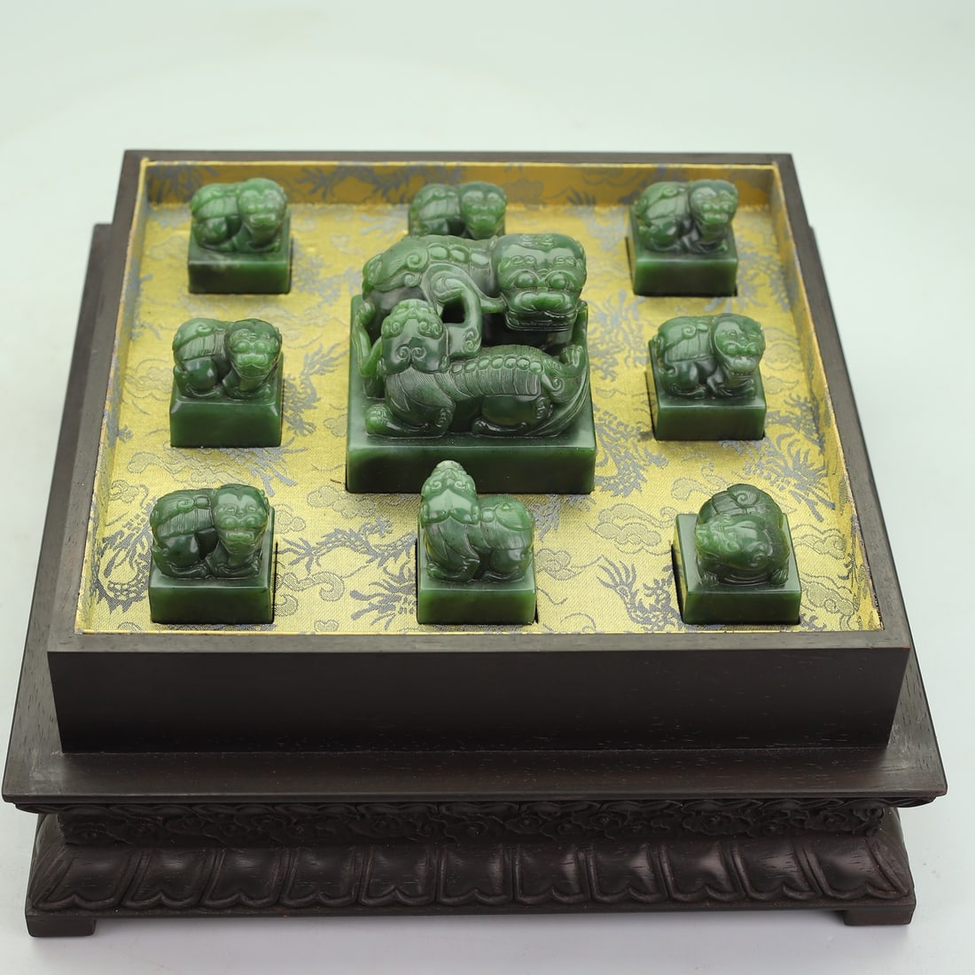 A Set of Fine Jasper Auspicious Beast Seal: A Set of Fine Jasper Auspicious Beast Seal Qing Dynasty, China Size:11inx13in Size:2.2inx1.6in Size:3.3inx3.5in Weight:12500g碧玉章子一箱碧玉八