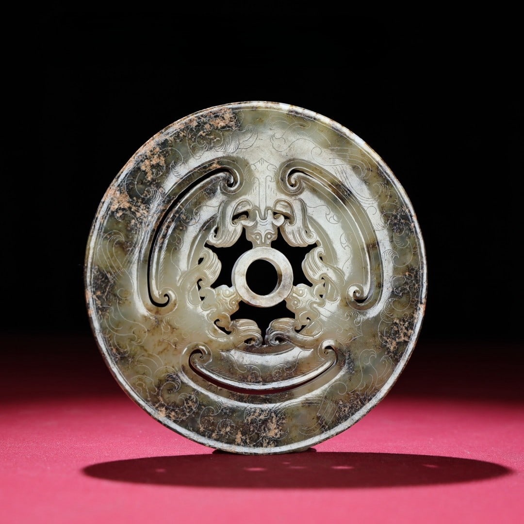 An Exquisite White Jade Dragon Pattern Ornament: An Exquisite White Jade Dragon Pattern Ornament Han Dynasty, China Size:4.3inx0.2in Weight:111g白玉玉壁 中国汉代 Size:10.8cmx0.5cm Weight:111g