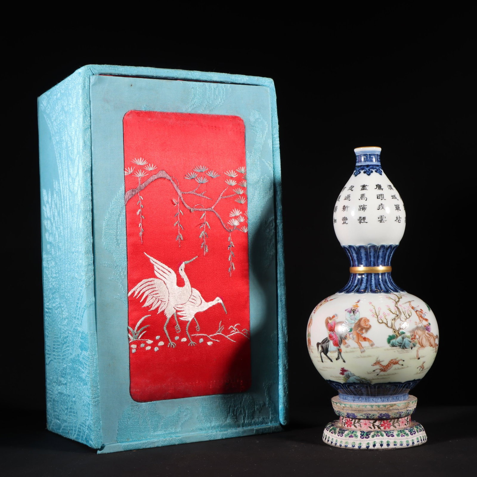 An Exquisite Famille-Rose Painted Gold Character and Story Pattern with poem Gourd-Shaped Vase: An Exquisite Famille-Rose Painted Gold Character and Story Pattern with poem Gourd-Shaped Vase Qing Dynasty, China Qianlong Six-character Mark Size:8inx4.1in粉彩描金人