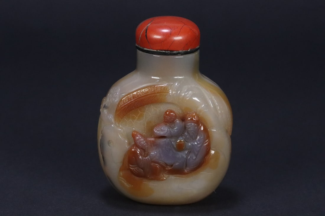 An Exquisite Agate Character and Story Pattern Snuff Bottle: An Exquisite Agate Character and Story Pattern Snuff Bottle Qing Dynasty, China Size:3inx2.2inx1.6in Weight:92.3g玛瑙俏色雕人物故事纹鼻