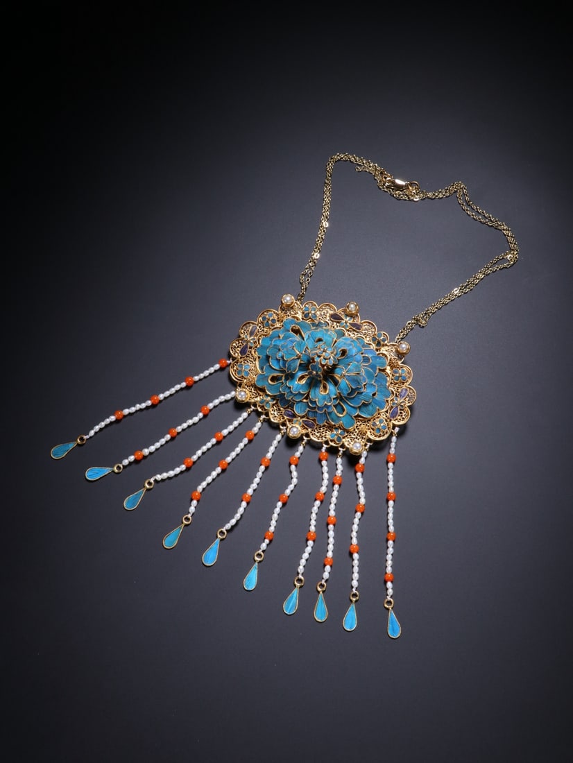 An Exquisite Gilt Silver Inlaid Gems Necklace: An Exquisite Gilt Silver Inlaid Gems Necklace Qing Dynasty, China Size:10.2inx3.1in银鎏金嵌百宝项链 中国清代 Size:26cmx8cm