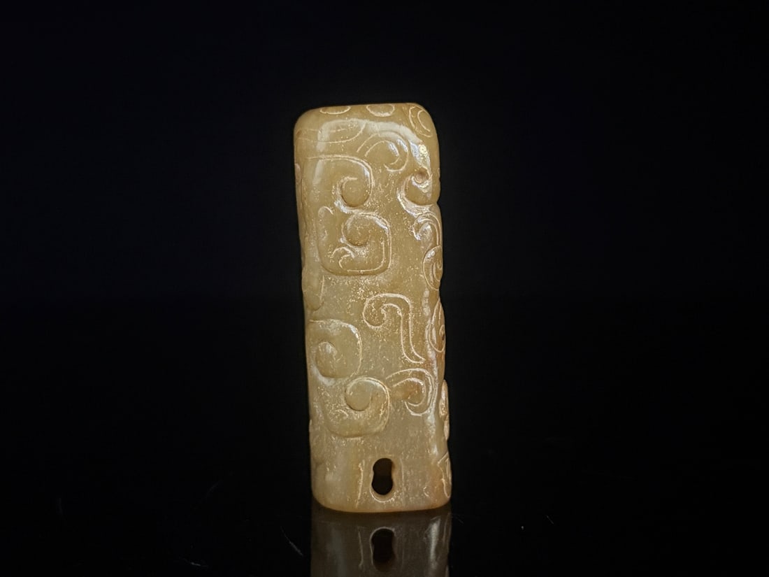An Exquisite White Jade Dragon Pattern Ornament: An Exquisite White Jade Dragon Pattern Ornament Han Dynasty, China Size:2.5inx0.9inx1in Weight:75g白玉龙纹玉管 中国汉代 Size:6.3cmx2.2cmx2.5