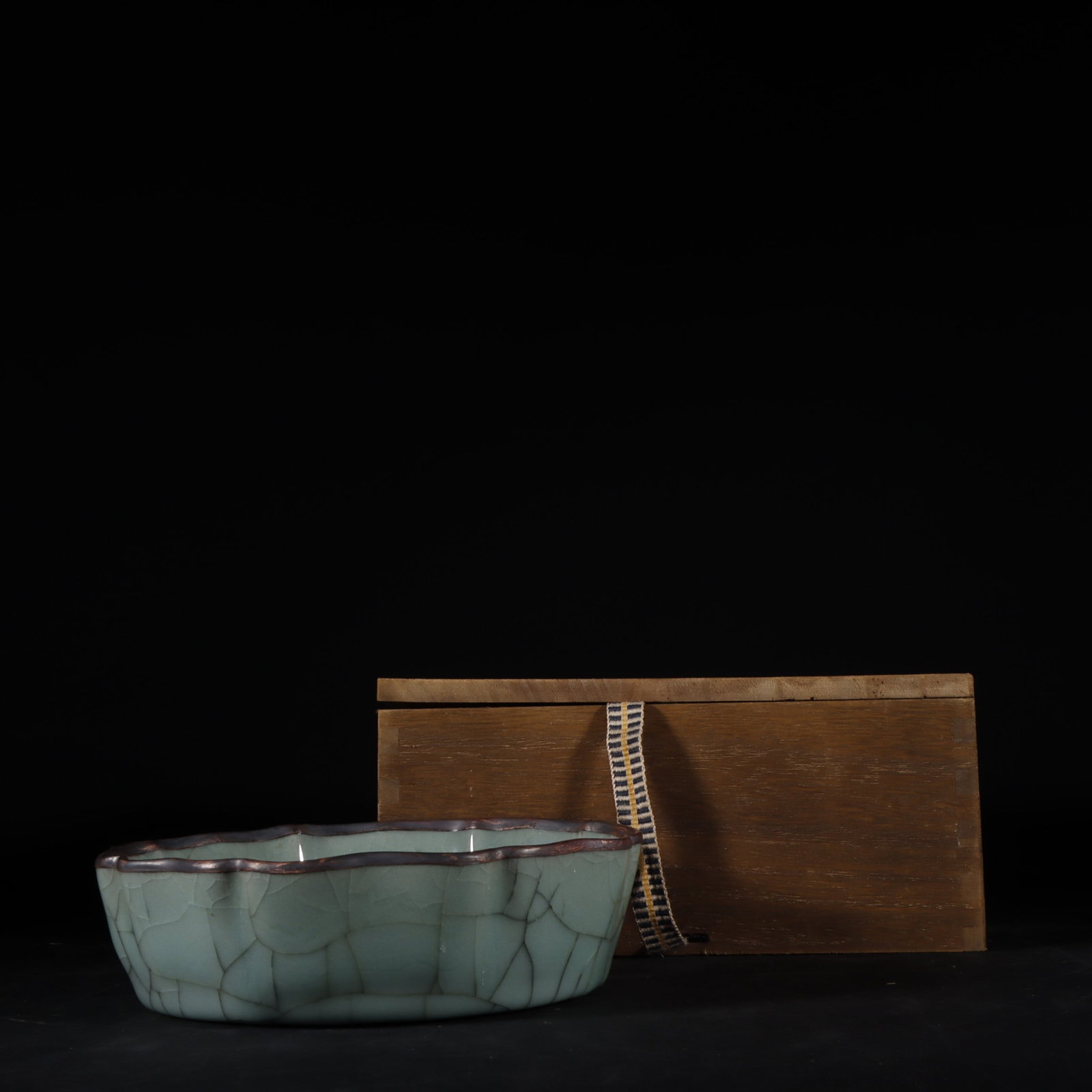 An Exquisite Guan yao Celadon Glazed Brush Washer: An Exquisite Guan yao Celadon Glazed Brush Washer Song Dynasty, China Size:1.8inx6in官窑青釉镶紫铜扣花口洗 中国宋