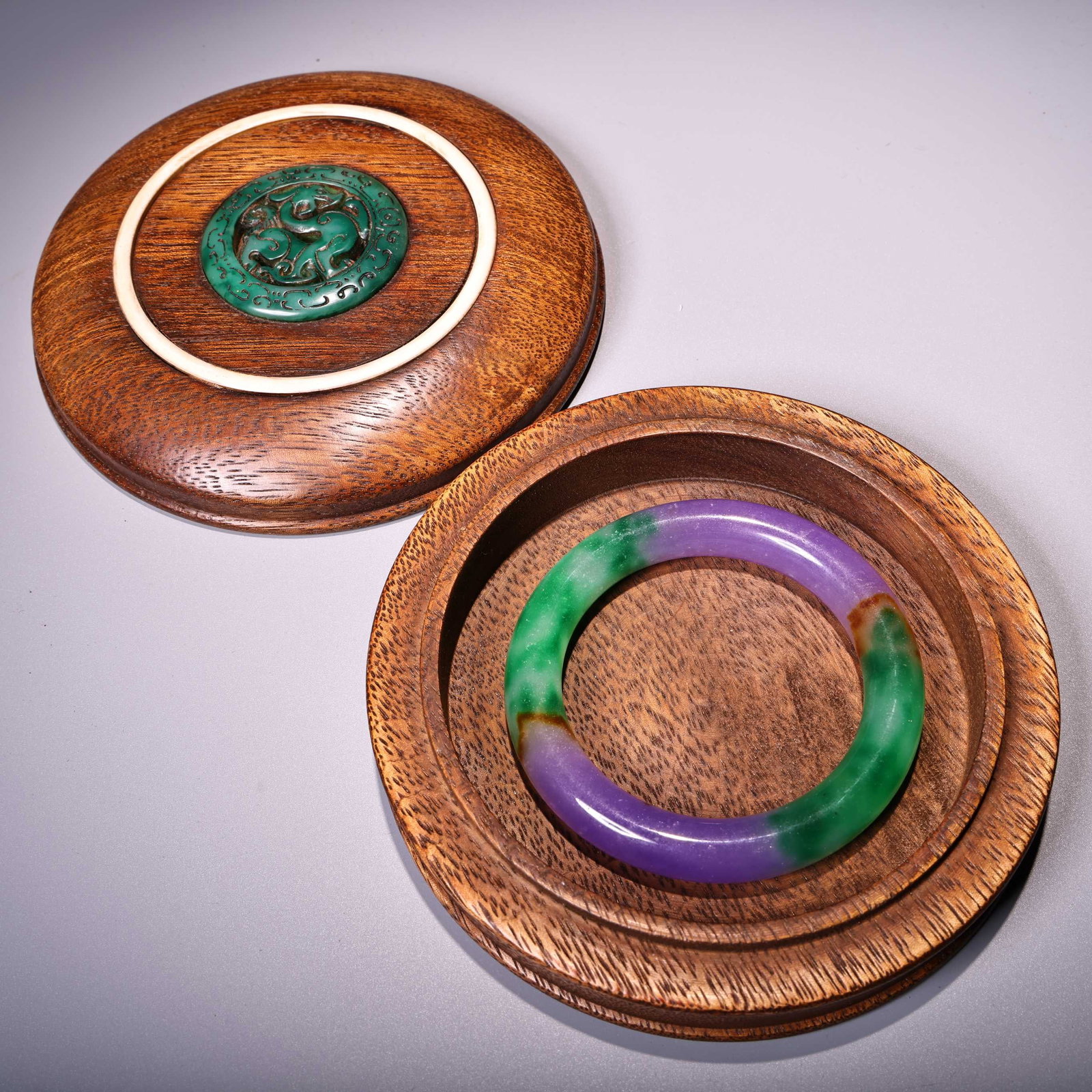 An Exquisite Jadeite Bracelets: An Exquisite Jadeite Bracelets Qing Dynasty, China Size:(inside diameter)2.4in Weight:70g木盒装翡翠白玉手镯一盒手镯