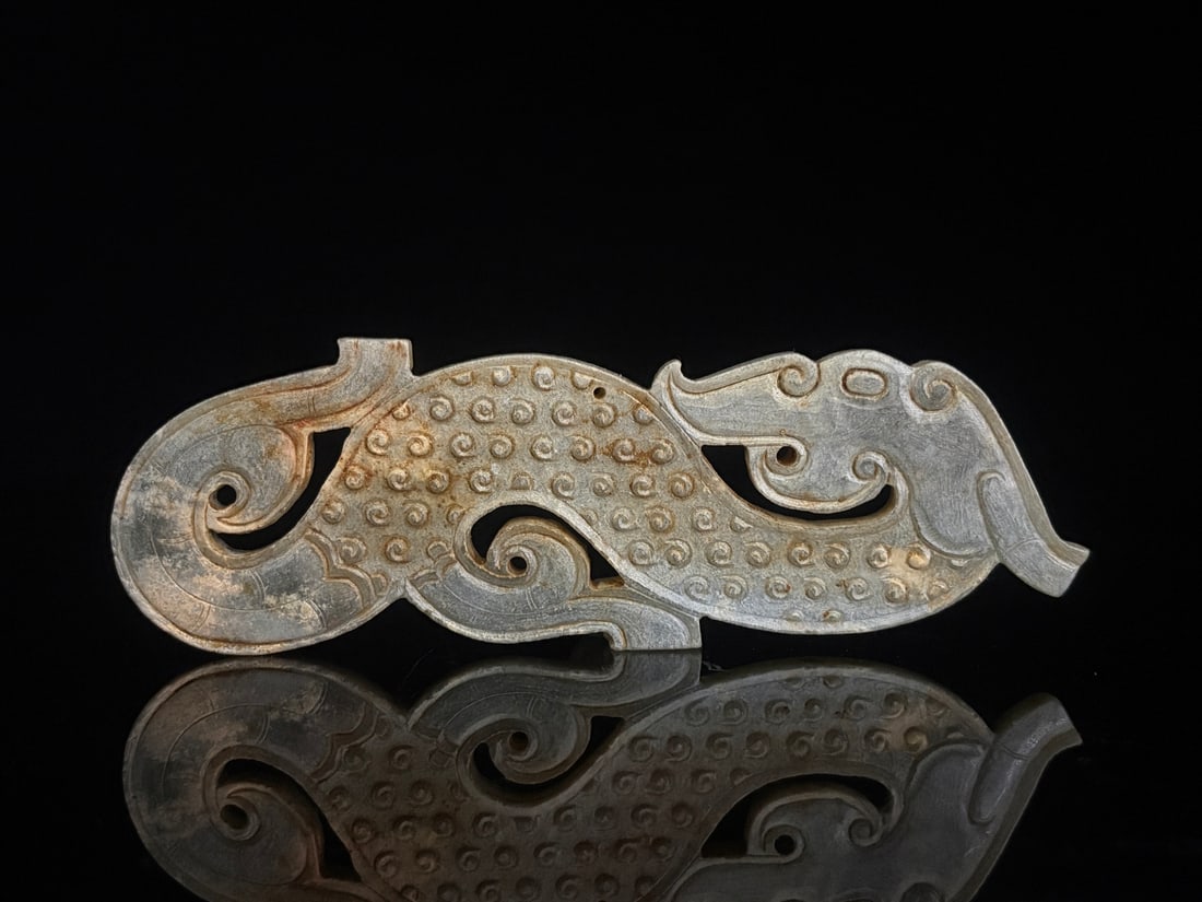 An Exquisite White Jade Dragon Ornament: An Exquisite White Jade Dragon Ornament Han Dynasty, China Size:6inx1.8inx0.3in Weight:91g白玉谷纹s龙佩 中国汉代 Size:15.3cmx4.5cmx0.7cm Wei
