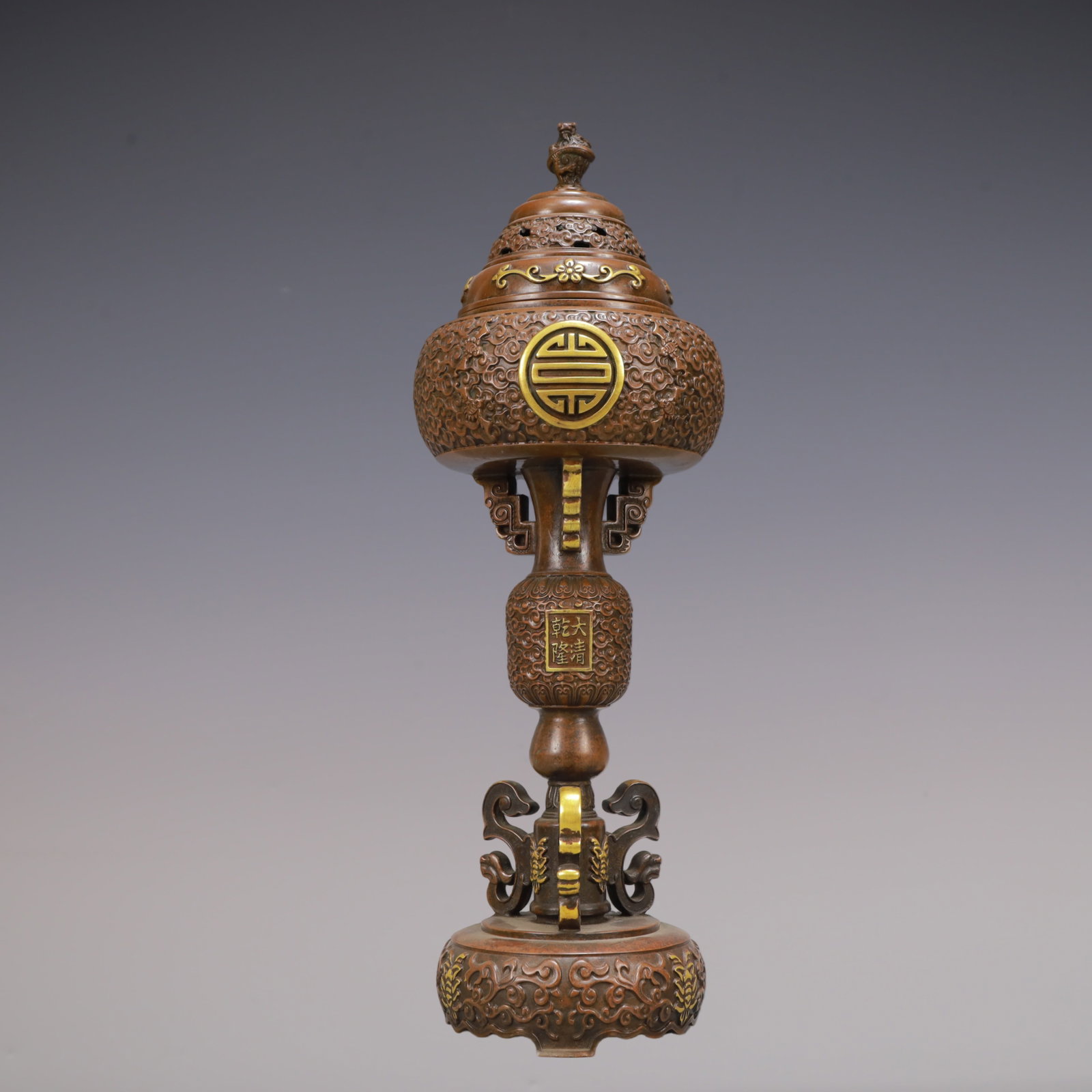 A Exquisite Gilt Bronze Bats and Peach Pattern Lotus Pattern Censer: A Exquisite Gilt Bronze Bats and Peach Pattern Lotus Pattern Censer Qing Dynasty, China Qianlong Four-character Mark Size:15.7inx5.2in Weight:5200g铜鎏金福寿纹Ņ