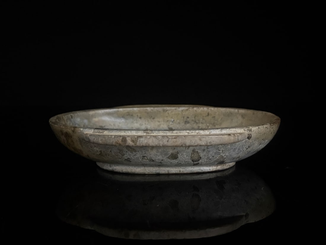 An Exquisite White Jade Double-Ears Cup: An Exquisite White Jade Double-Ears Cup Han Dynasty, China Size:5inx3.3inx1.1in Weight:142g白玉耳杯 中国汉代 Size:12.6cmx8.5cmx2.8cm Weight:142g