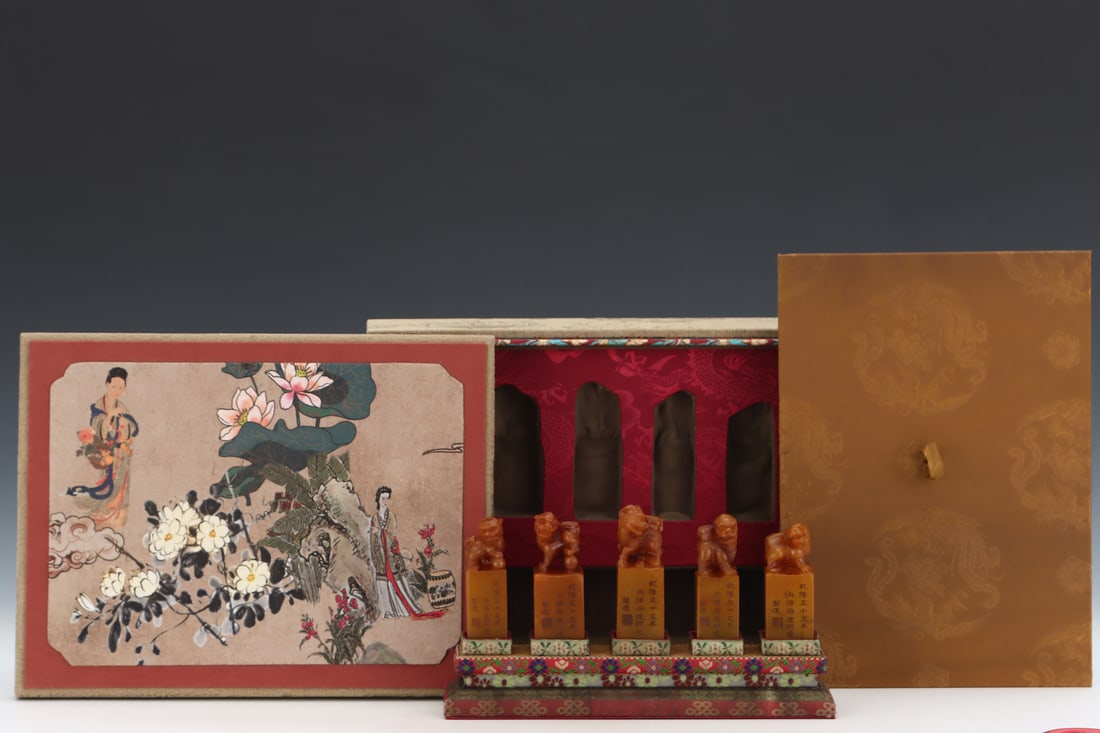 A Set of Fine Tianhuang Stone Auspicious Beast Seal: A Set of Fine Tianhuang Stone Auspicious Beast Seal Qing Dynasty, China Size:1.2inx1.2inx3.5in Weight:662g田黄石兽钮五连印章 中国ę