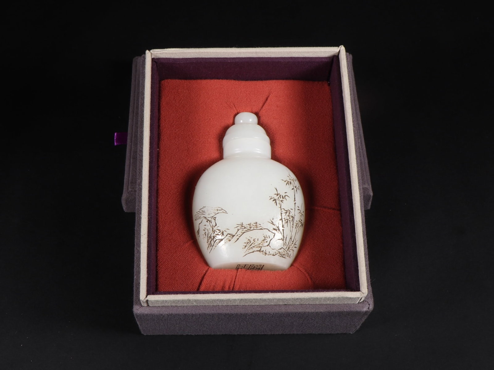 An Exquisite White Jade Flower and Bird Pattern Snuff Bottle: An Exquisite White Jade Flower and Bird Pattern Snuff Bottle Qing Dynasty, China Qianlong Four-character Mark Size:2.2inx1.6inx3.3in Weight:167g白玉薄意花鸟纹