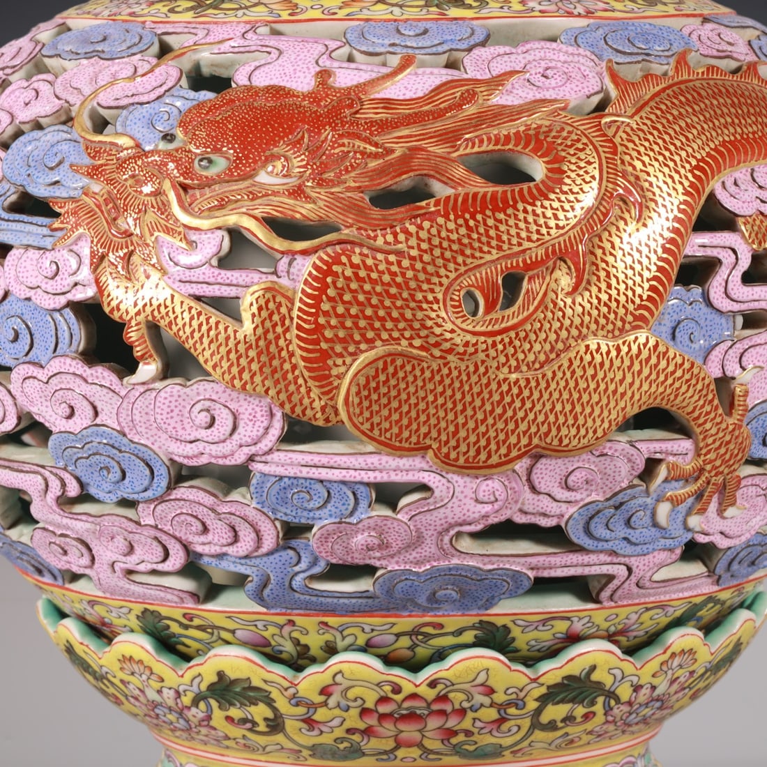 An Exquisite Enamel Dragon Pattern Lotus Pattern Vase - 3