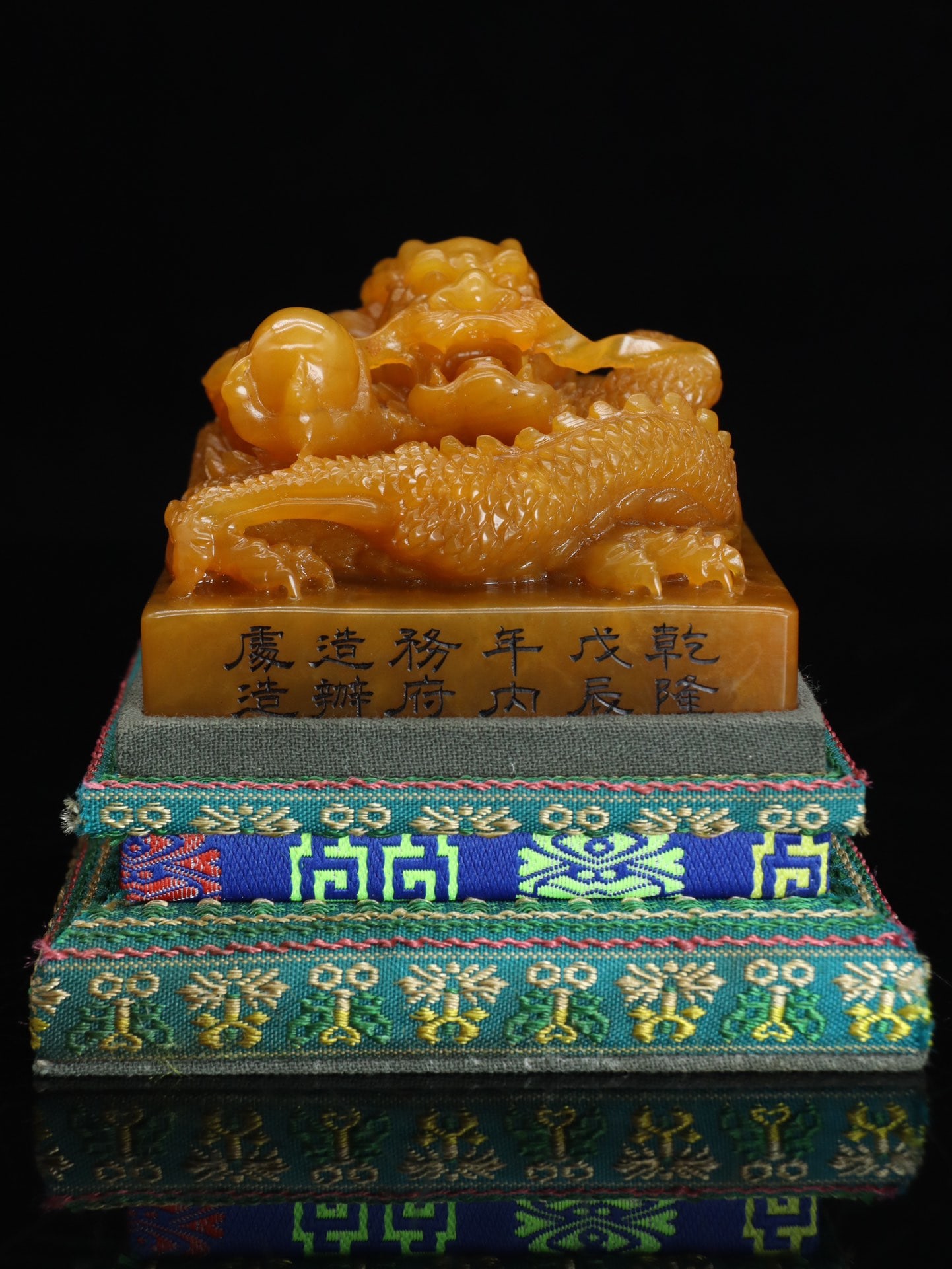 An Exquisite Tianhuang Stone Dragon Pattern Seal Ornament: An Exquisite Tianhuang Stone Dragon Pattern Seal Ornament Qing Dynasty, China Size:2.4inx3.1inx3.1in Weight:484.8g田黄石龙戏珠印章摆件 È