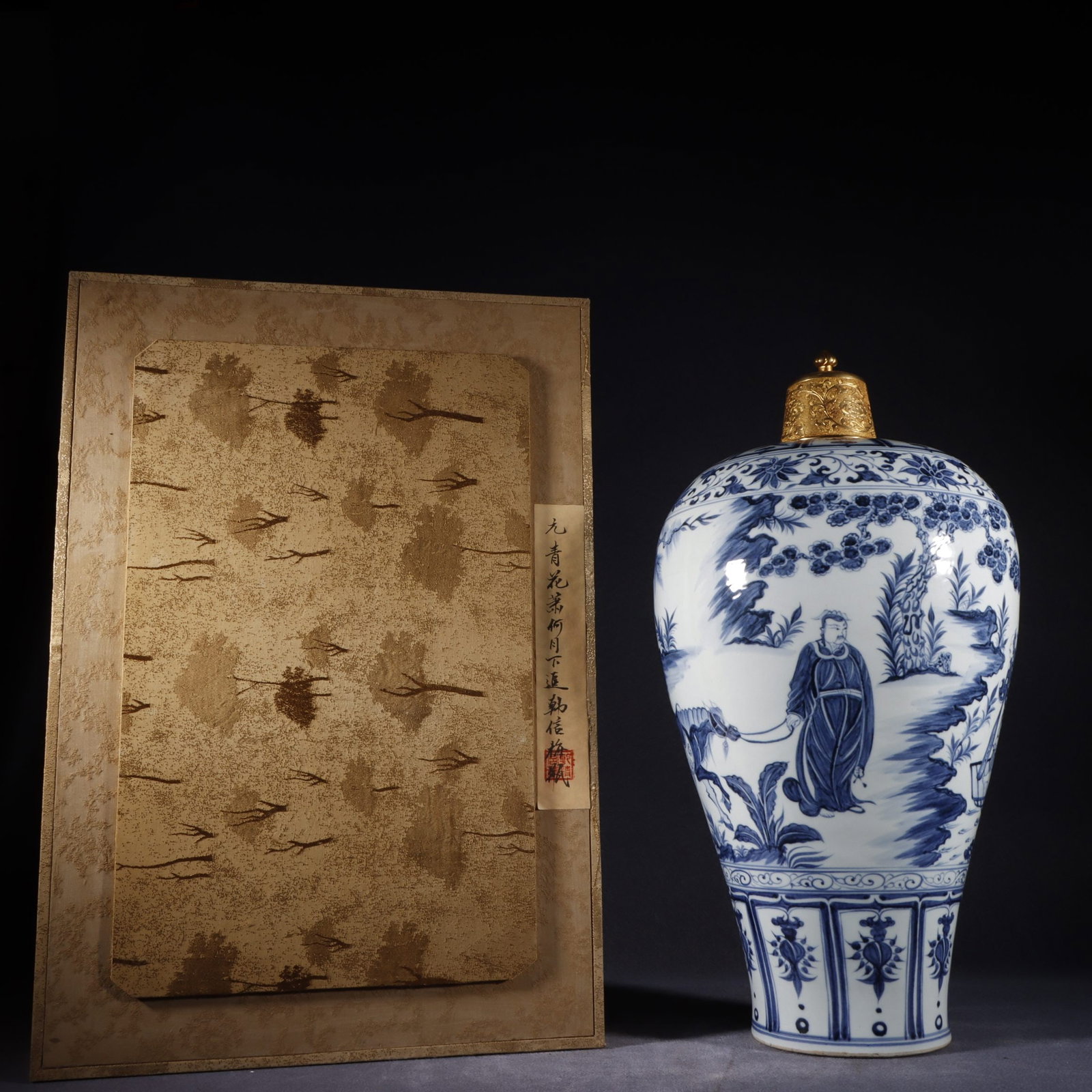 An Exquisite Blue and White Character and Story Pattern Vase: An Exquisite Blue and White Character and Story Pattern Vase Yuan Dynasty, China Size:18.9inx9.8in青花潇何月下追韩信故事纹ੳ
