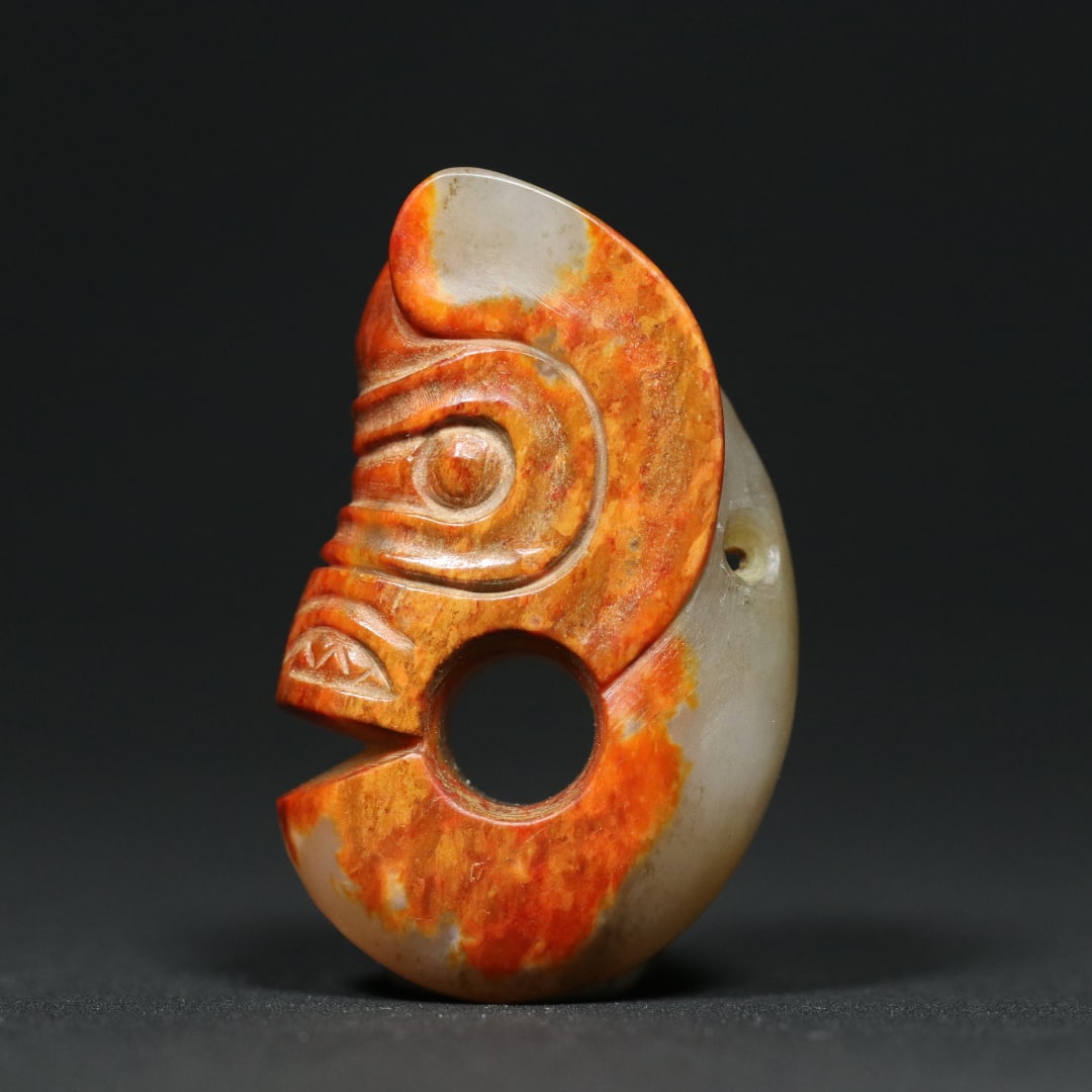 An Exquisite White Jade Pig Dragon Pendant: An Exquisite White Jade Pig Dragon Pendant Hong Shan Culture Size:1.9inx1.2inx0.6in Weight:35g白玉猪龙挂件 红山文化 Size:4.8cmx3cmx1.6cm Wei