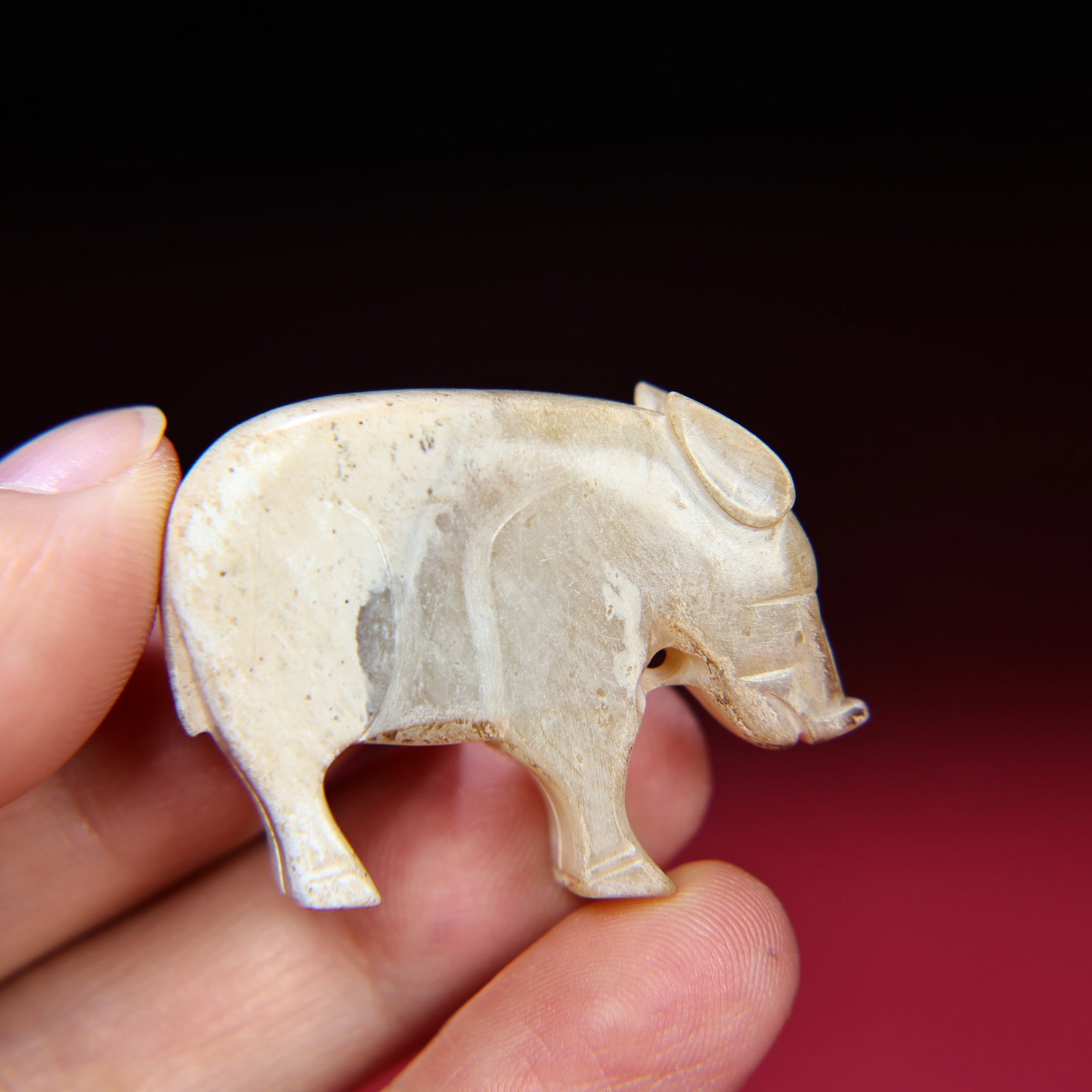 An Exquisite White Jade Pig Pendant - 2