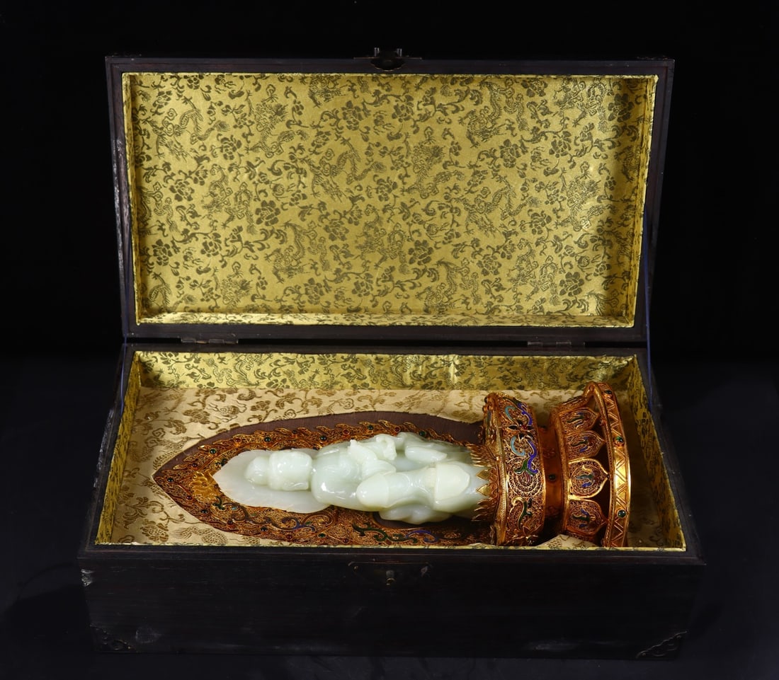 An Exquisite Gilt Bronze Inlaid White Jade Statue of Avalokitesvara: An Exquisite Gilt Bronze Inlaid White Jade Statue of Avalokitesvara Qing Dynasty, China Size:13inx5.5inx4.5in Weight:1522g铜鎏金镶嵌白玉观音 È