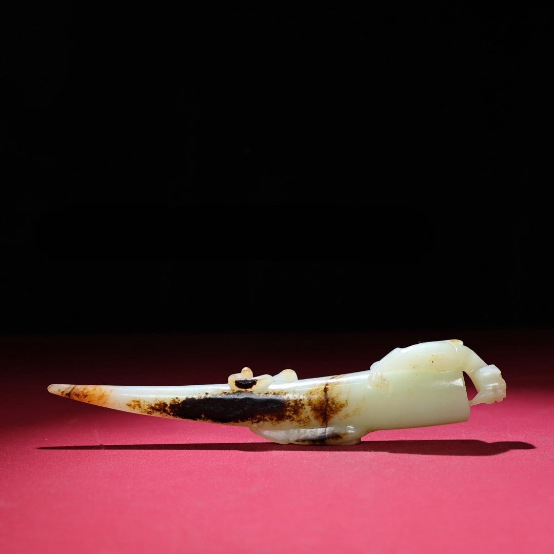 An Exquisite White Jade Dragon Pattern Ornament: An Exquisite White Jade Dragon Pattern Ornament Han Dynasty, China Size:7.6inx1.6inx0.9in Weight:155g白玉水银沁龙牙 中国汉代 Size:19.2