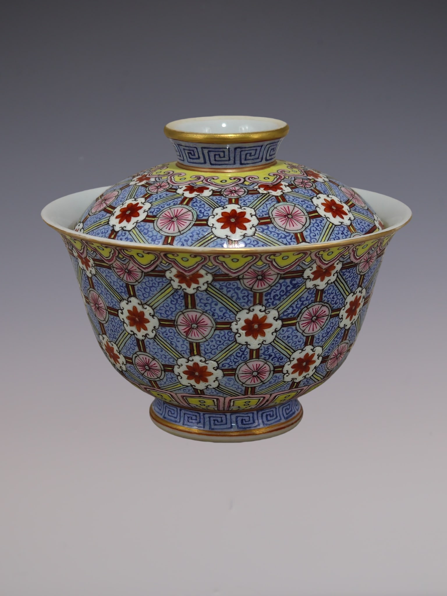An Exquisite Famille-Rose Flower Pattern Bowl: An Exquisite Famille-Rose Flower Pattern Bowl Qing Dynasty, China Qianlong Six-character Mark Size:3.4inx4in粉图案皮球花纹盖碗 中国