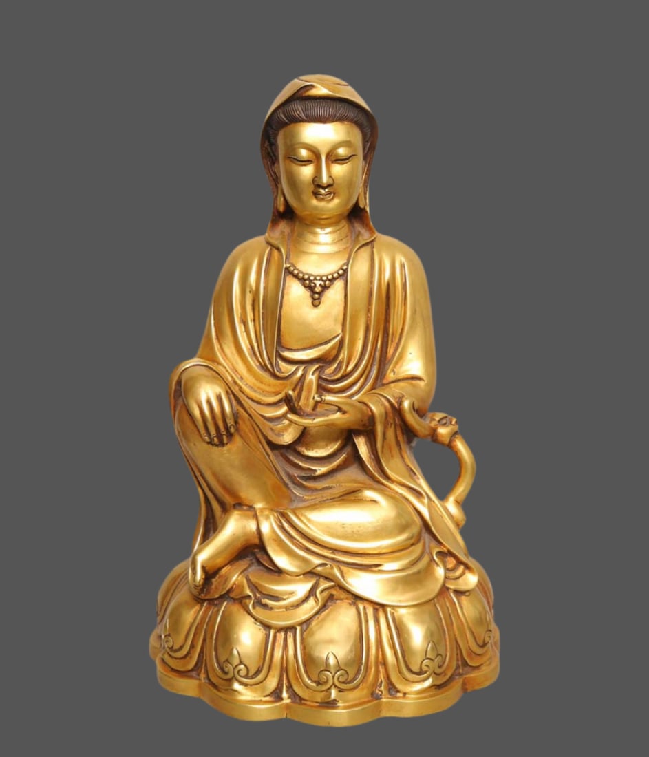 An Exquisite Gilt Bronze Statue of Avalokitesvara Ornament: An Exquisite Gilt Bronze Statue of Avalokitesvara Ornament Ming Dynasty, China Yongle Six-character Mark Size:14.2inx9.1in Weight:10.05kg铜鎏金观音摆件 ߑ