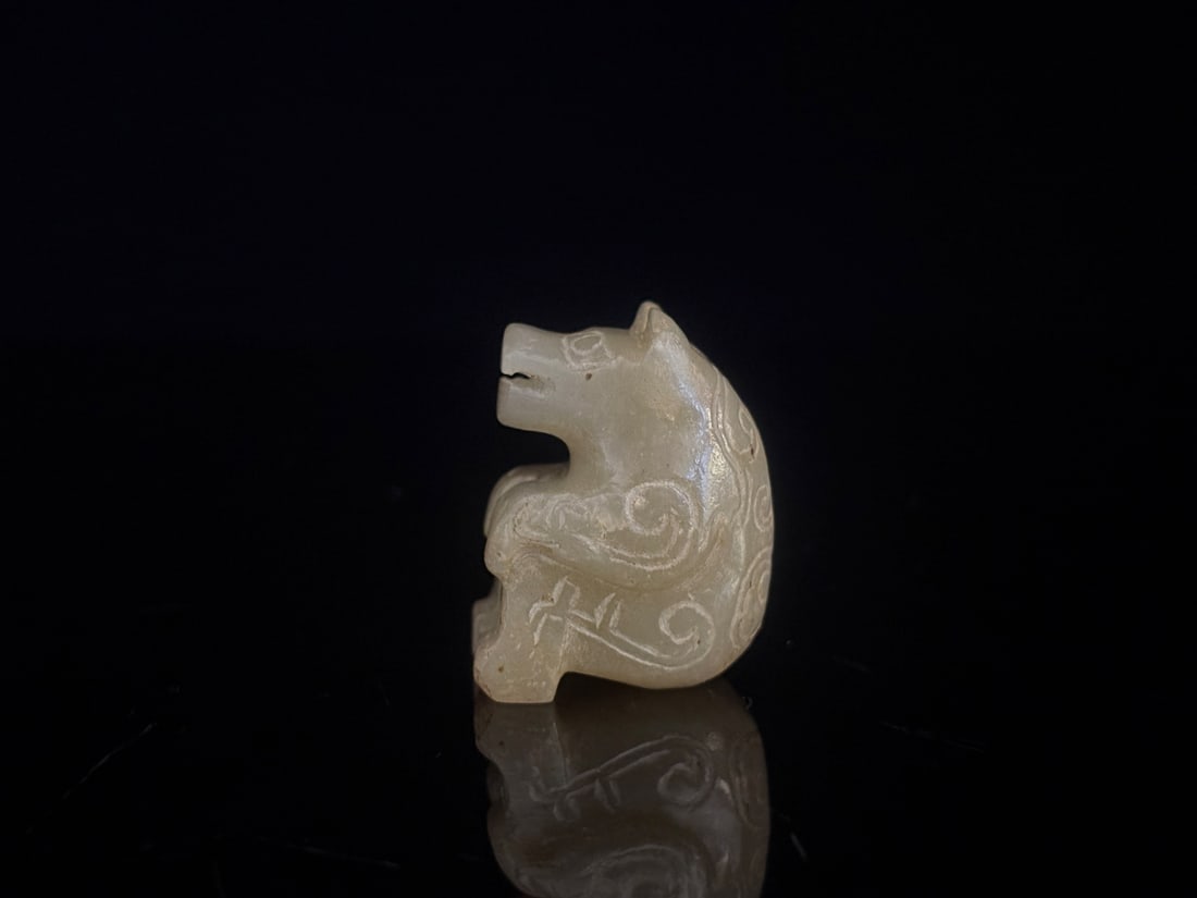 An Exquisite White Jade Auspicious Beast Ornament: An Exquisite White Jade Auspicious Beast Ornament Han Dynasty, China Size:1.3inx1inx0.9in Weight:33g白玉瑞兽 中国汉代 Size:3.4cmx2.5cmx2.2cm Weight:33g