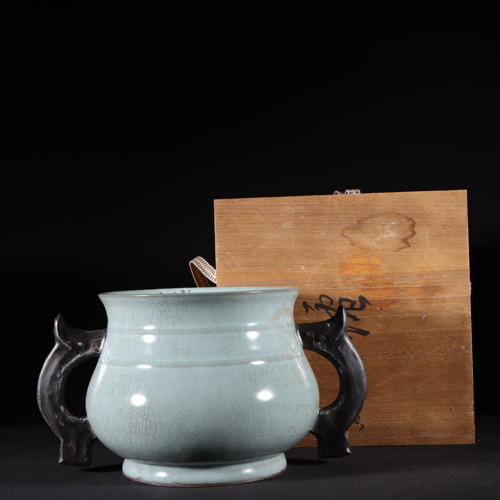An Exquisite Guan yao Celadon Glazed Double-Ears Censer: An Exquisite Guan yao Celadon Glazed Double-Ears Censer Song Dynasty, China Size:5.9inx10.6in官窑青釉大簋式炉 中国宋代 Size:15cm