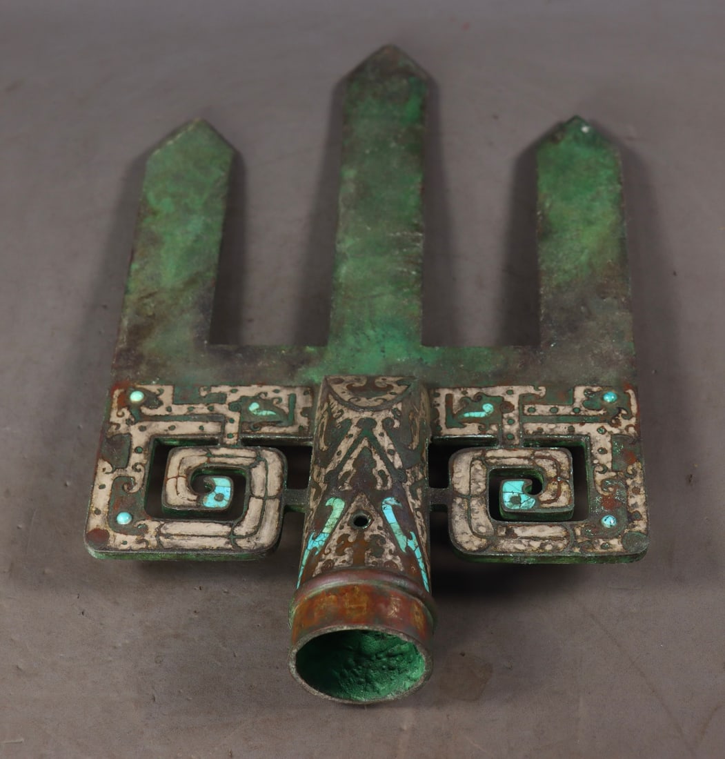 An Exquisite Bronze Inlaid Gold and Silver Inlaid Turquoise Ornament: An Exquisite Bronze Inlaid Gold and Silver Inlaid Turquoise Ornament Han Dynasty, China Size:2inx13inx7.9in Weight:1600g铜错金银镶嵌绿松石戈
